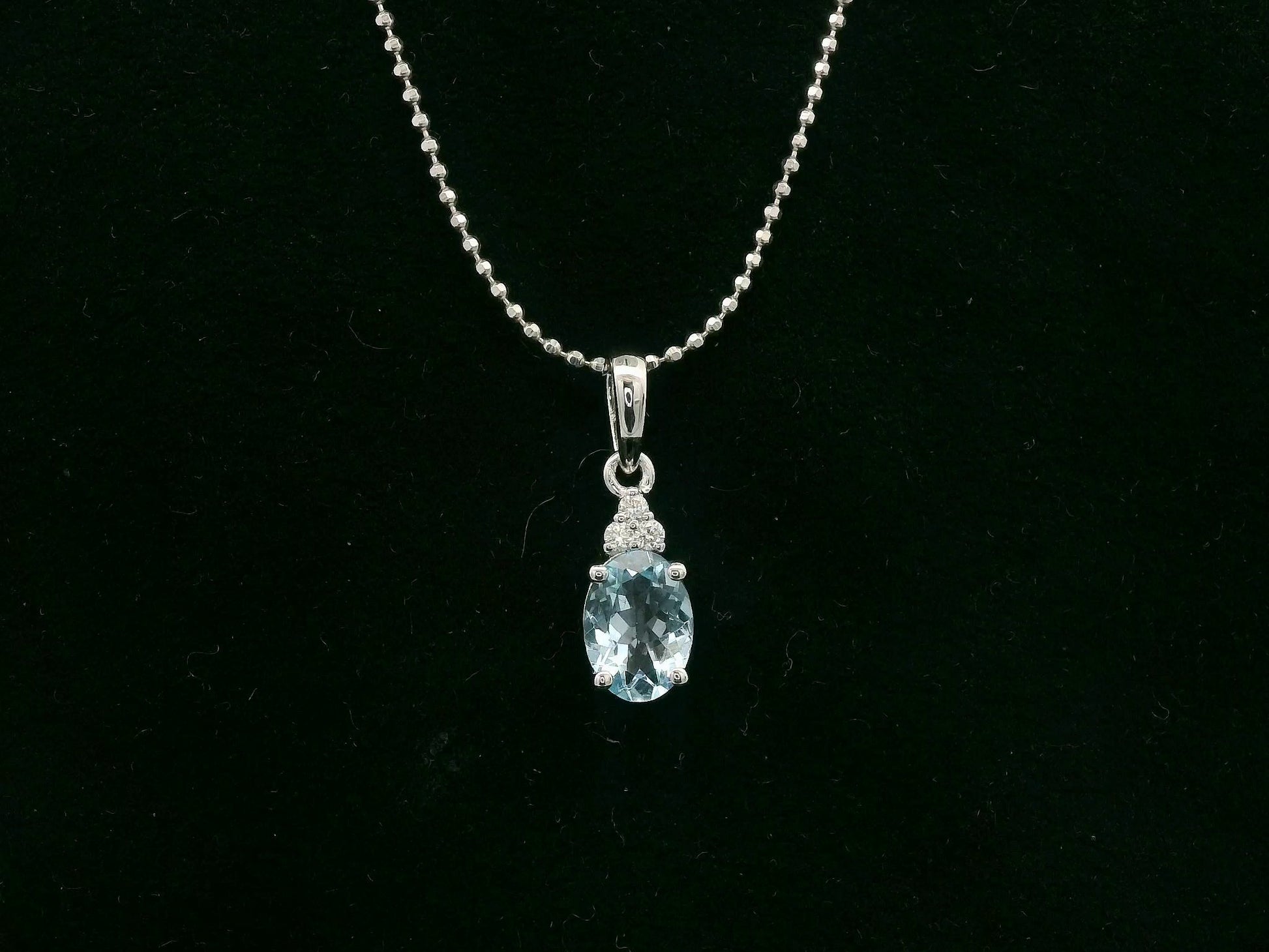 Oval aquamarine and diamond pendant in 18K white gold by Emirates Diamonds