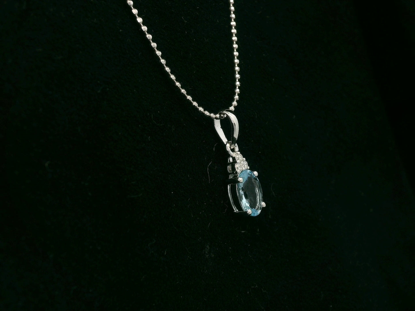 Oval aquamarine and diamond pendant in 18K white gold by Emirates Diamonds
