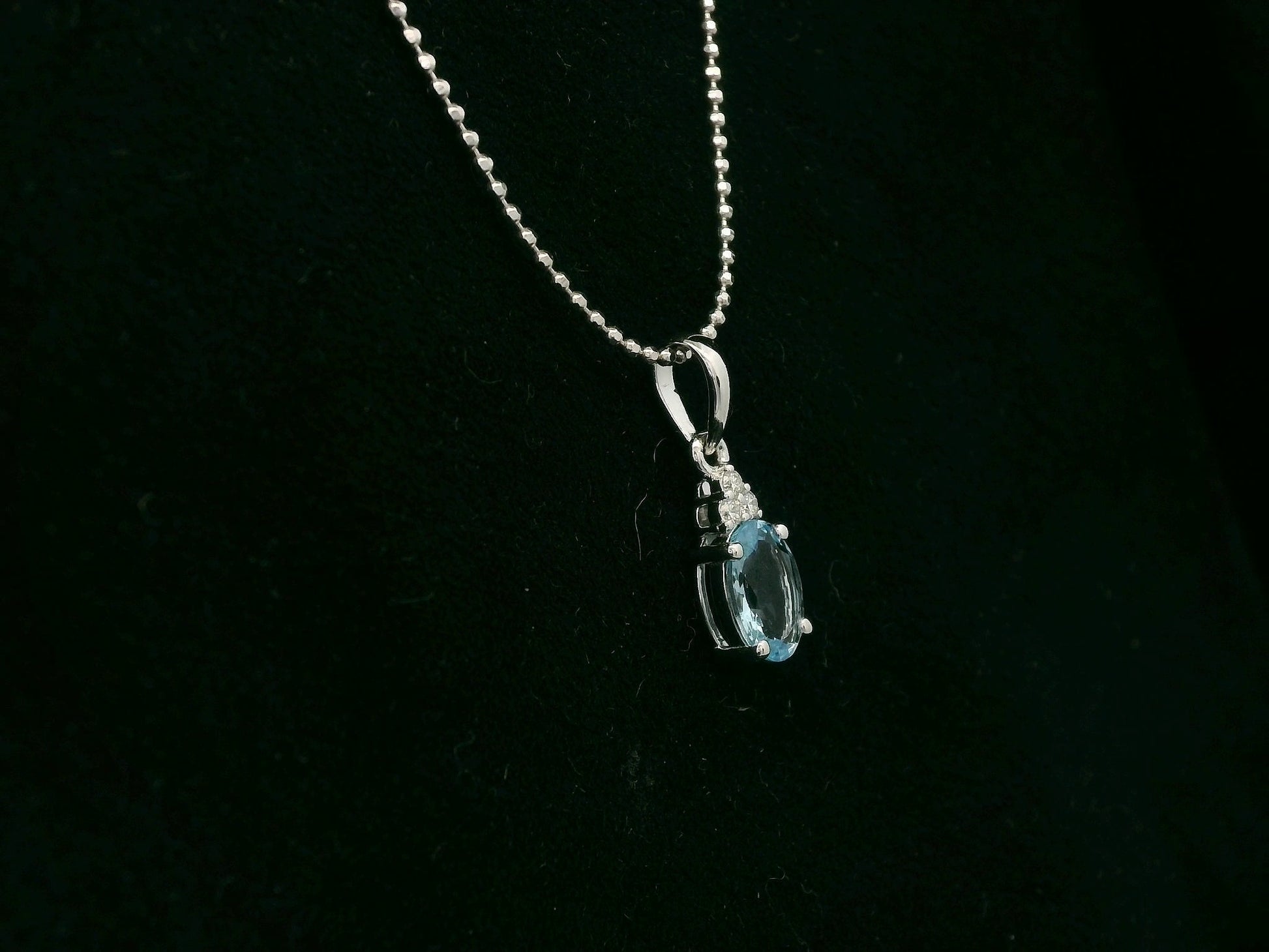 Oval aquamarine and diamond pendant in 18K white gold by Emirates Diamonds