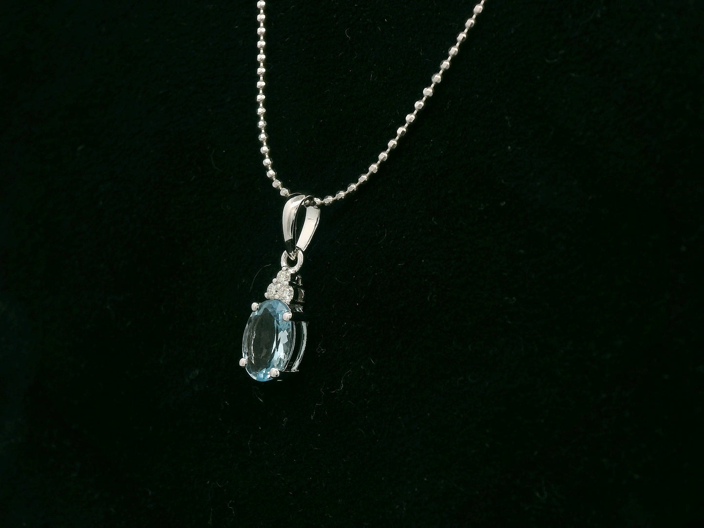 Oval aquamarine and diamond pendant in 18K white gold by Emirates Diamonds