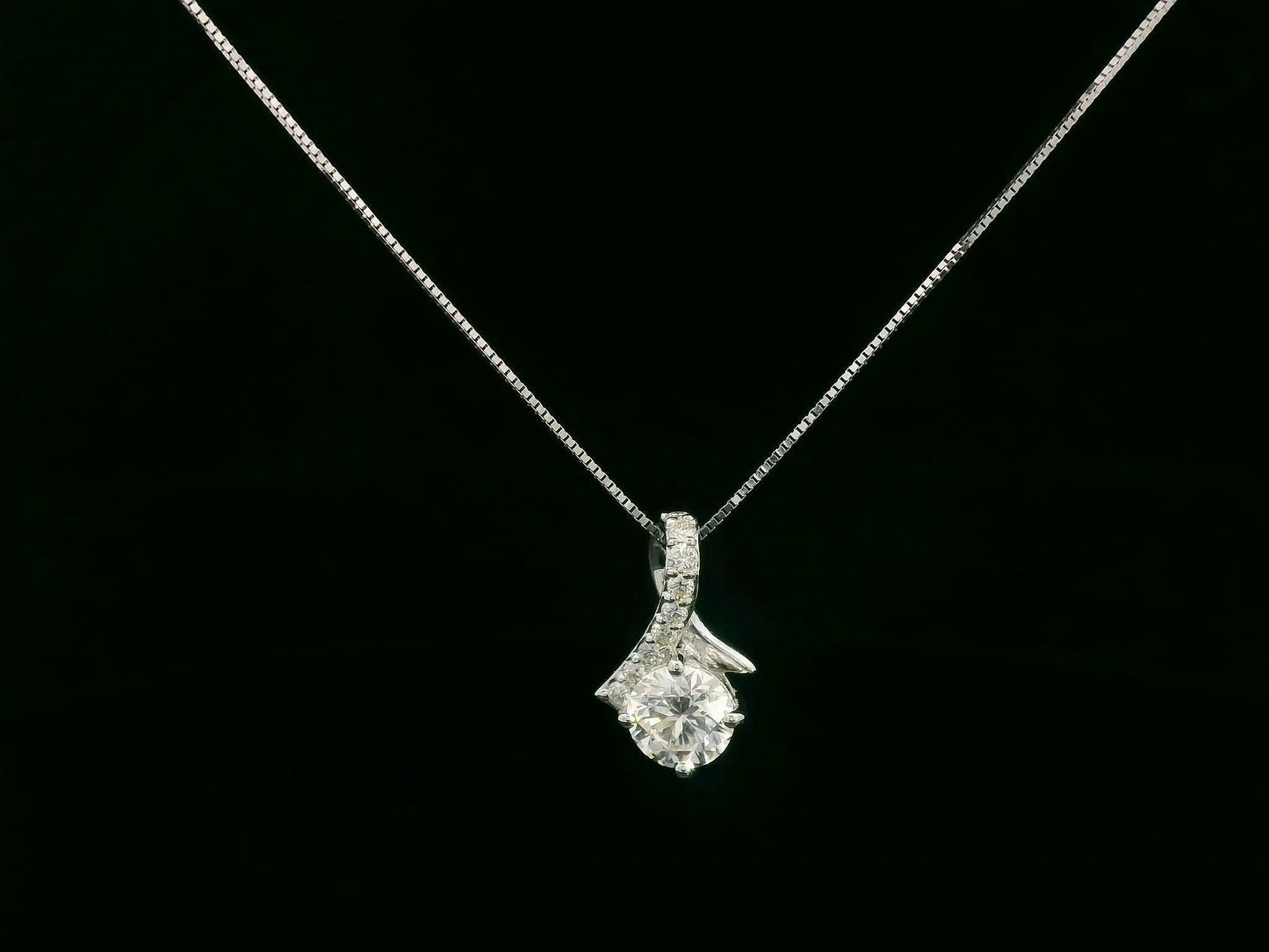 18K white gold diamond pendant with 0.58ct SI1 I-color center stone and 0.09ct accent diamonds – Emirates Diamonds