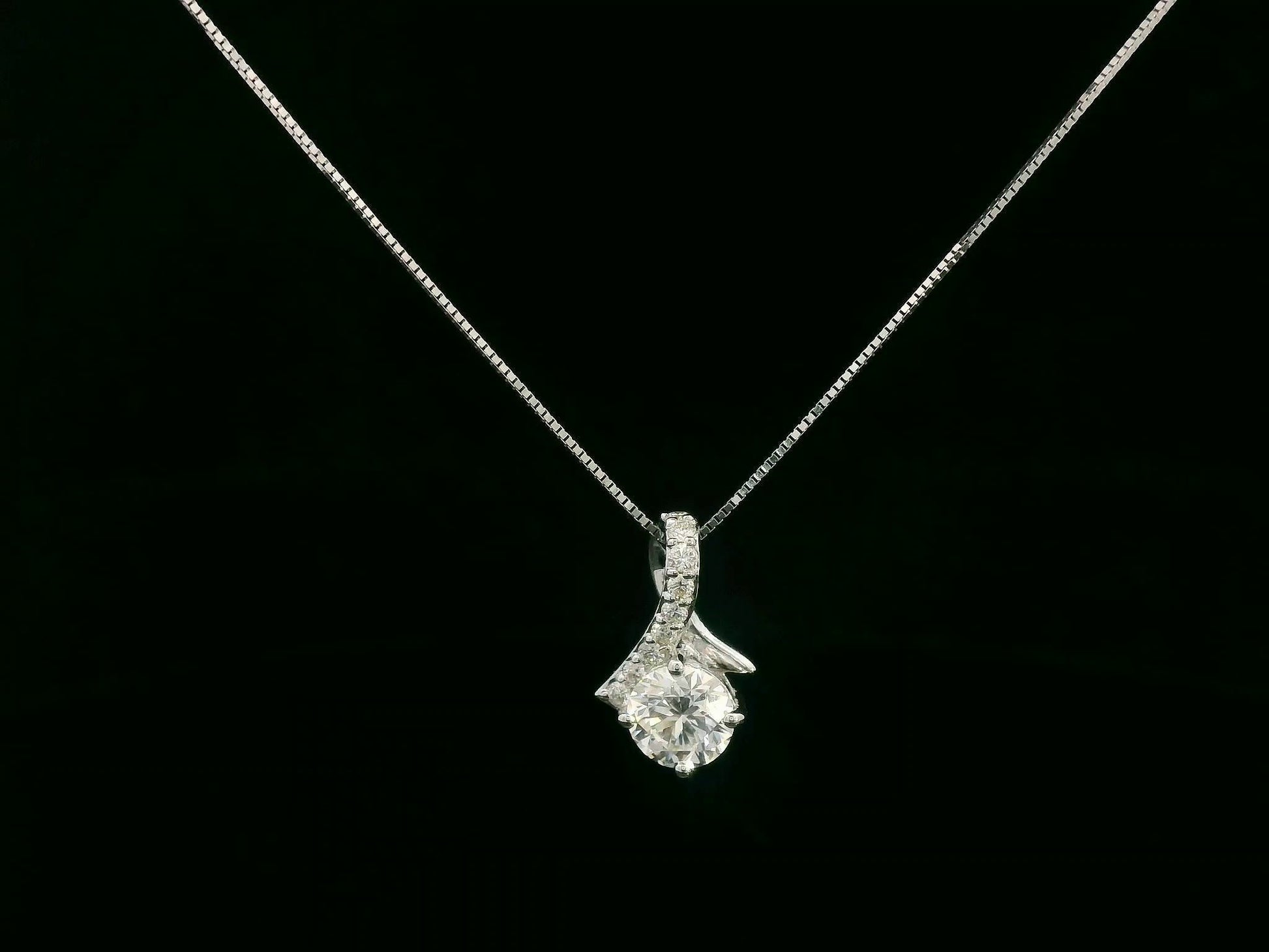 18K white gold diamond pendant with 0.58ct SI1 I-color center stone and 0.09ct accent diamonds – Emirates Diamonds