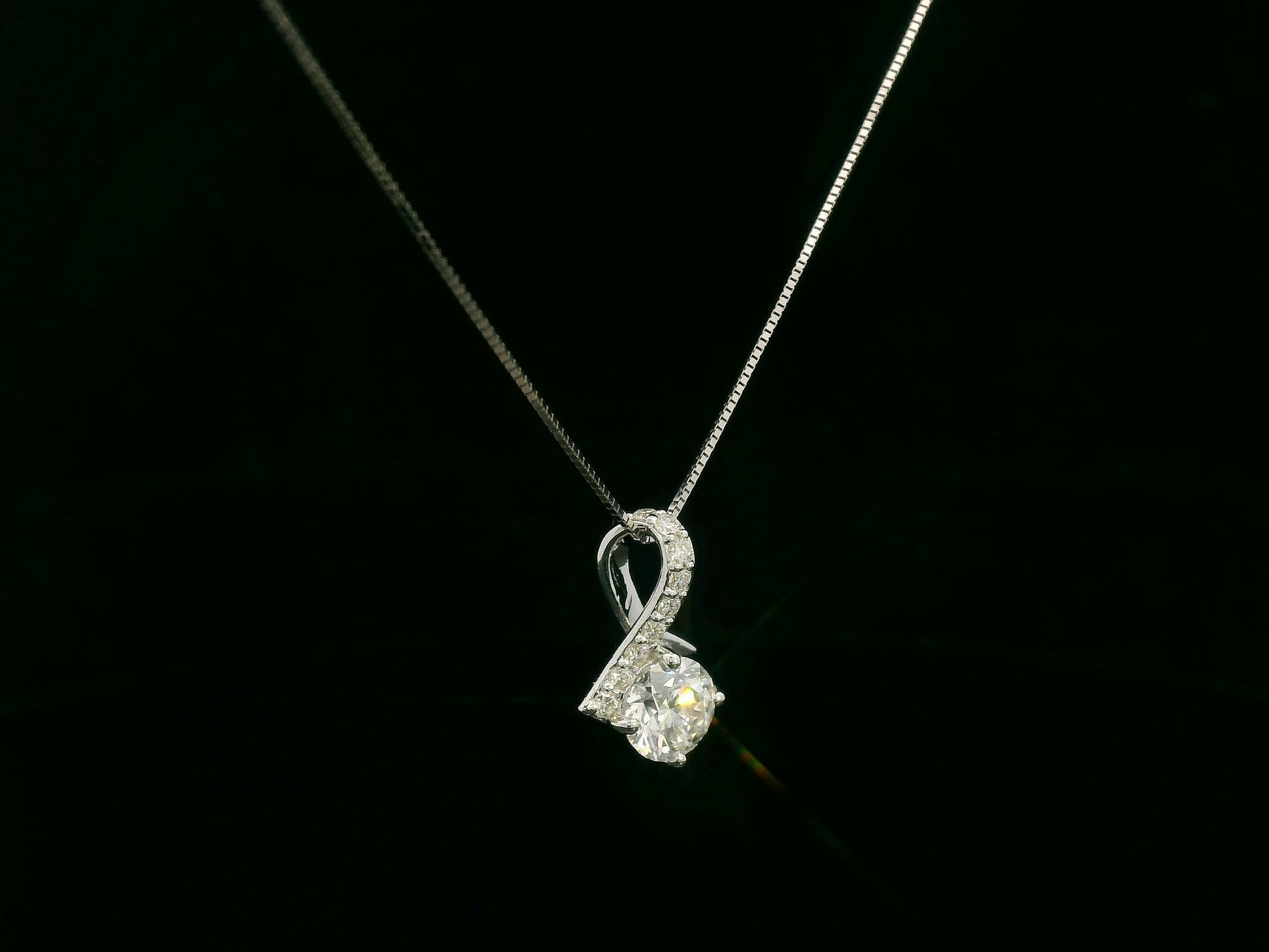18K white gold diamond pendant with 0.58ct SI1 I-color center stone and 0.09ct accent diamonds – Emirates Diamonds