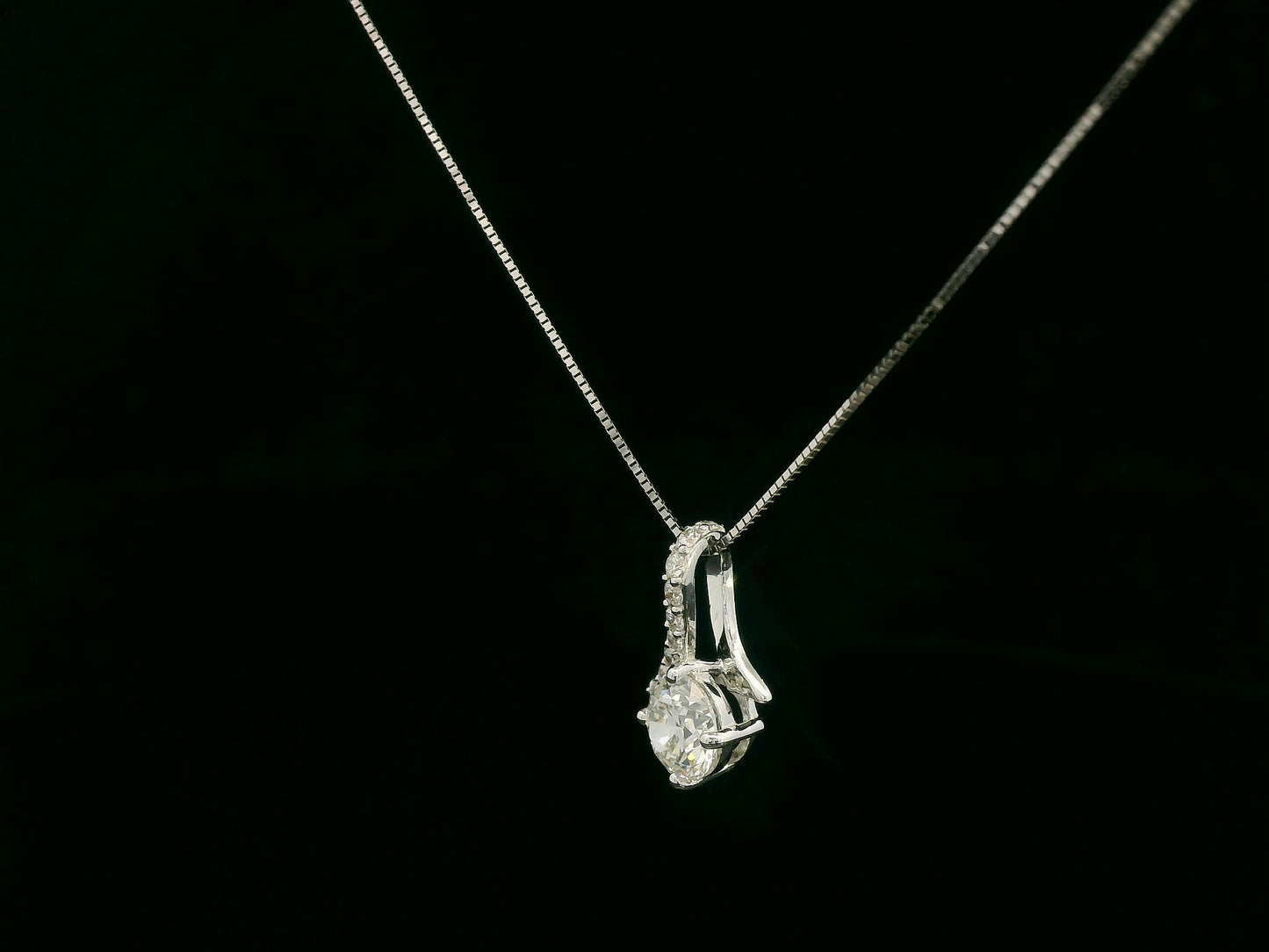 18K white gold diamond pendant with 0.58ct SI1 I-color center stone and 0.09ct accent diamonds – Emirates Diamonds