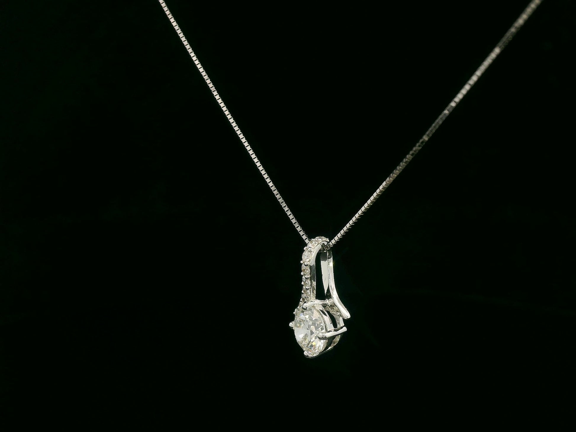 18K white gold diamond pendant with 0.58ct SI1 I-color center stone and 0.09ct accent diamonds – Emirates Diamonds