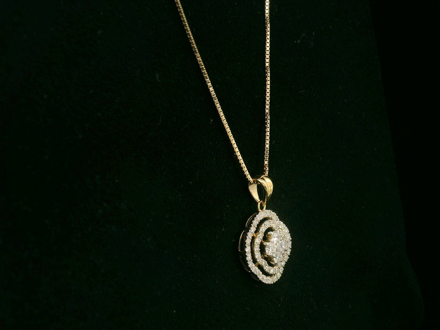 Diamond floral halo pendant necklace in 18K yellow gold – 0.50 carat diamonds – Emirates Diamonds