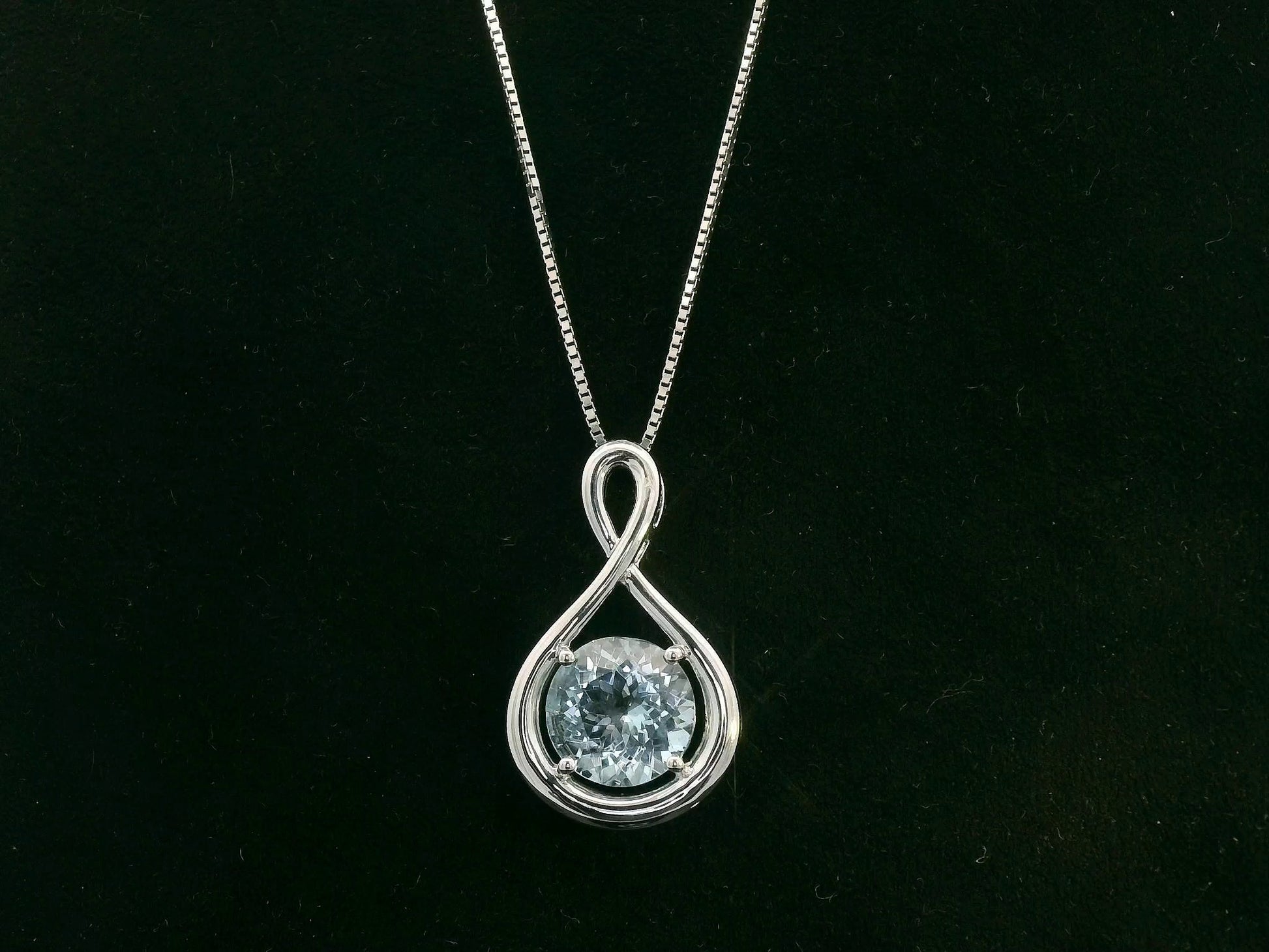18K white gold aquamarine solitaire pendant with 2.38 carat aquamarine by Emirates Diamonds