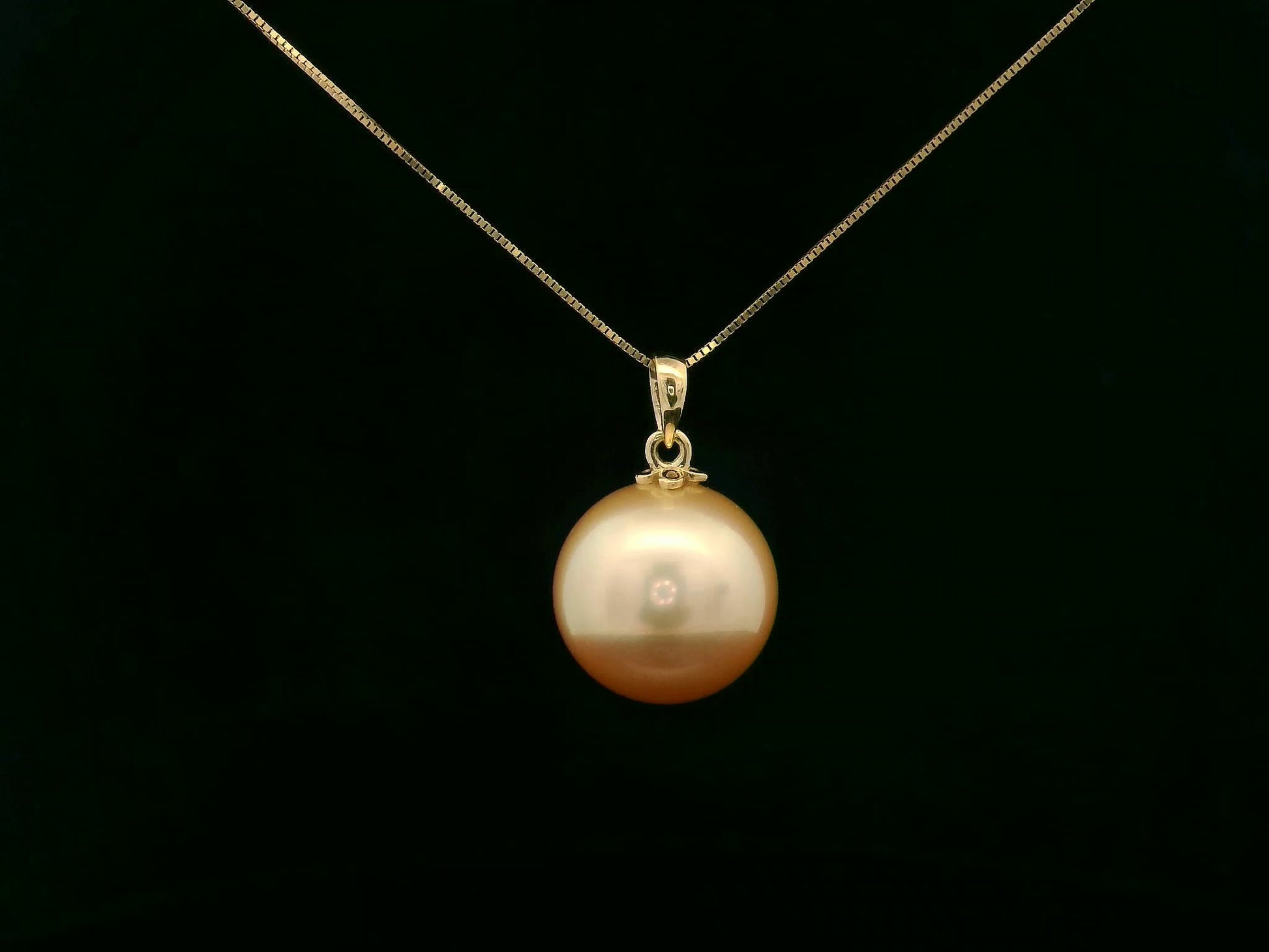 18K yellow gold South Sea golden pearl pendant featuring a 10×13 mm natural pearl – fine pearl jewelry by Emirates Diamonds