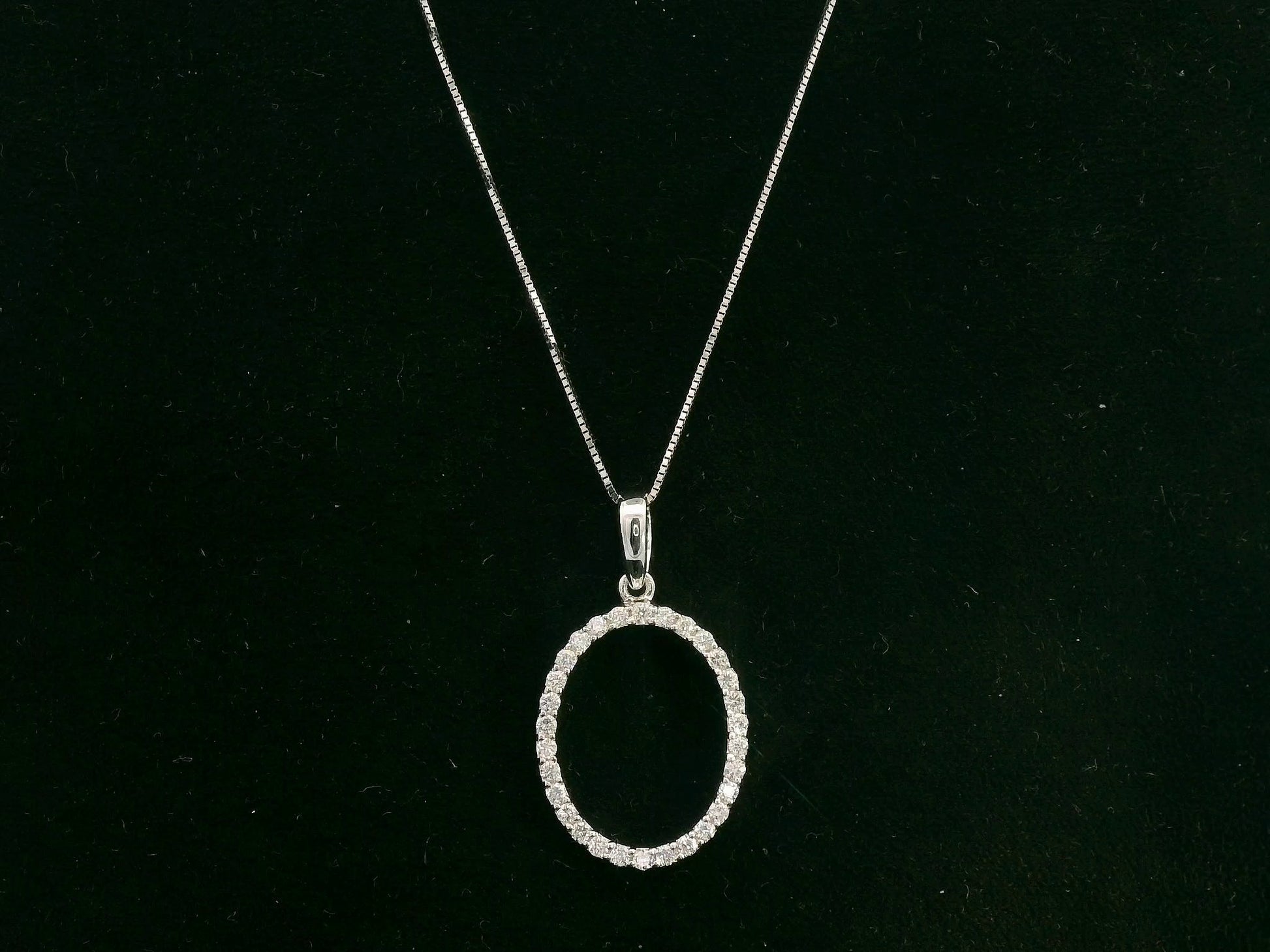 18K white gold oval diamond halo pendant with pavé-set diamonds, 0.25 carat total diamond weight, fine jewelry by Emirates Diamonds