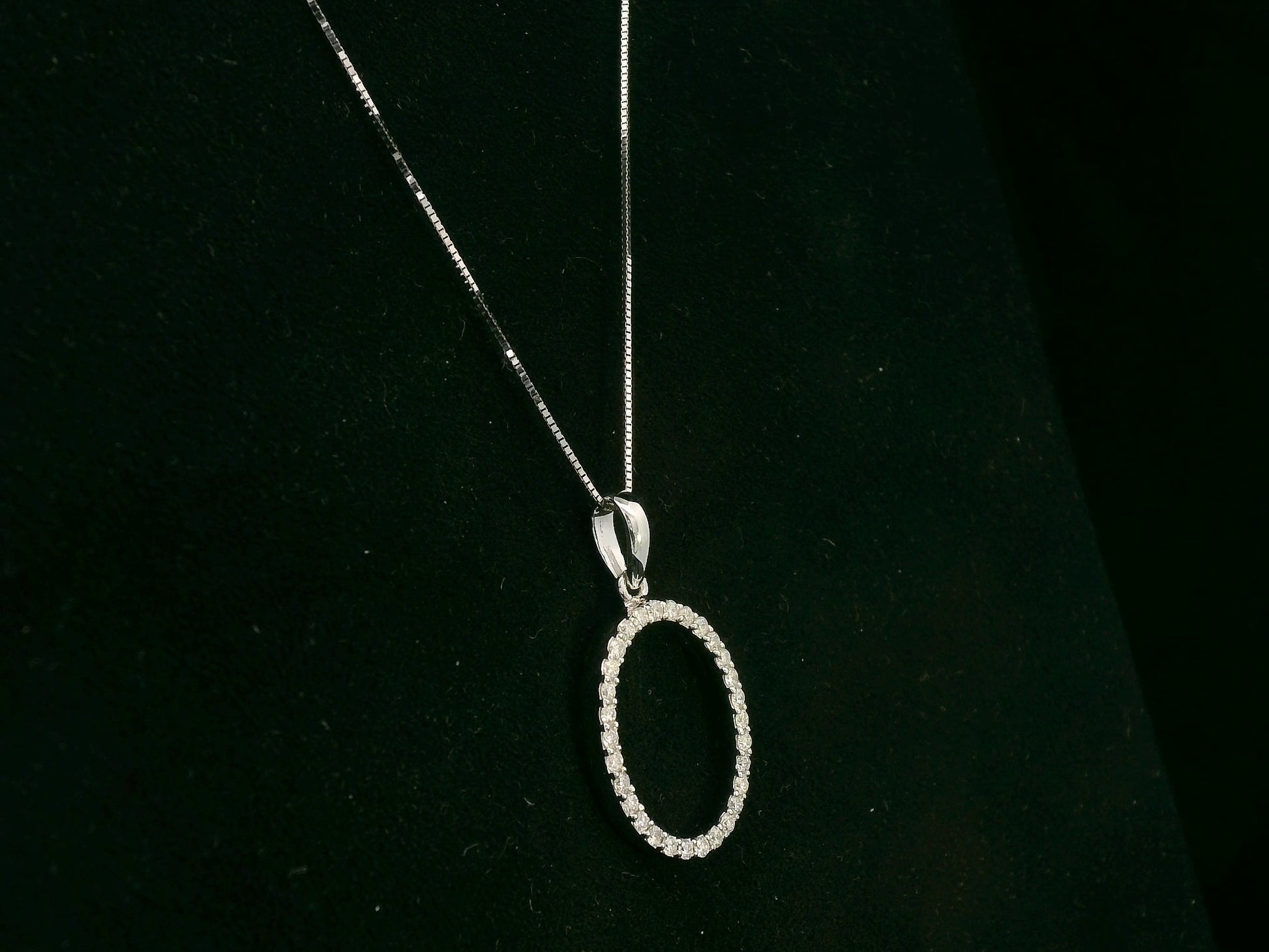18K white gold oval diamond halo pendant with pavé-set diamonds, 0.25 carat total diamond weight, fine jewelry by Emirates Diamonds