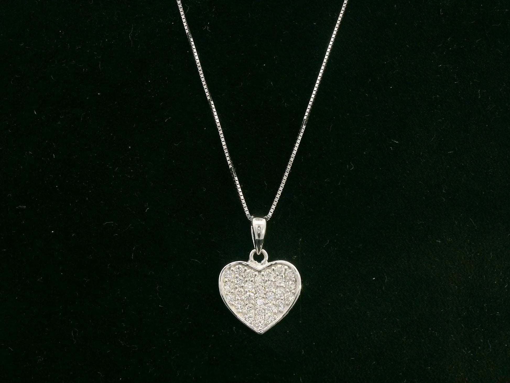 18K white gold diamond heart pendant with 0.26 carat natural diamonds by Emirates Diamonds