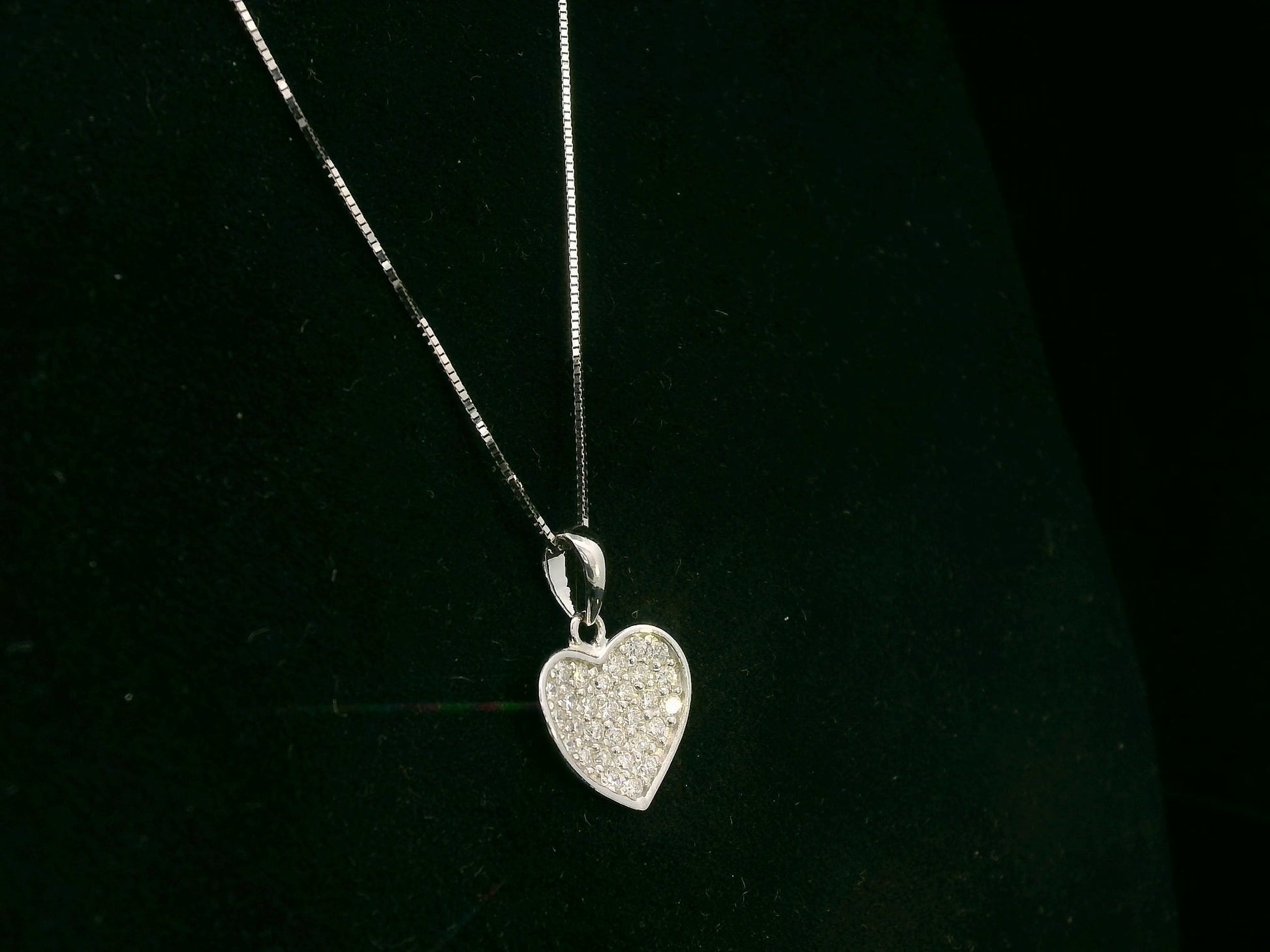 18K white gold diamond heart pendant with 0.26 carat natural diamonds by Emirates Diamonds