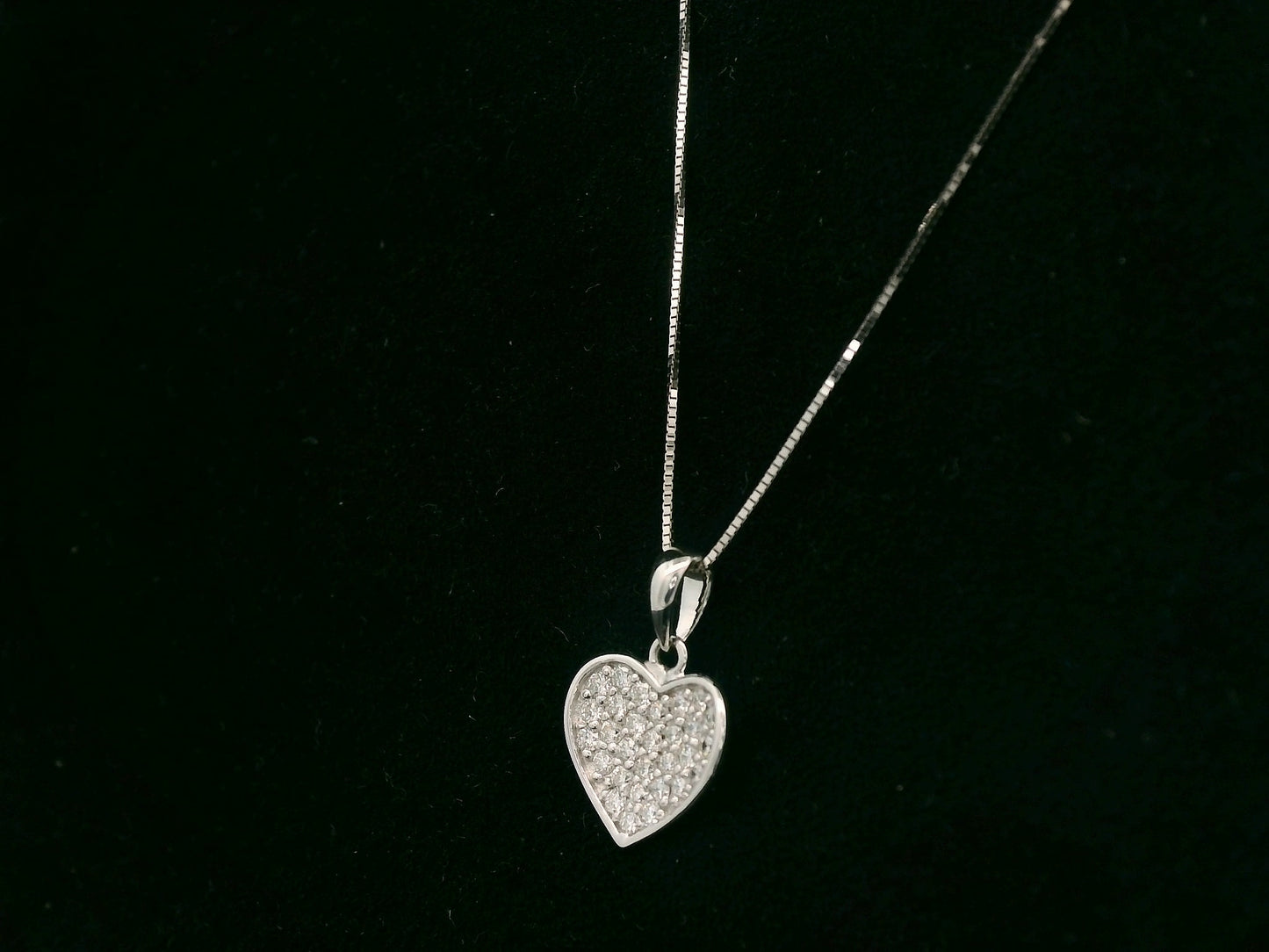 18K white gold diamond heart pendant with 0.26 carat natural diamonds by Emirates Diamonds