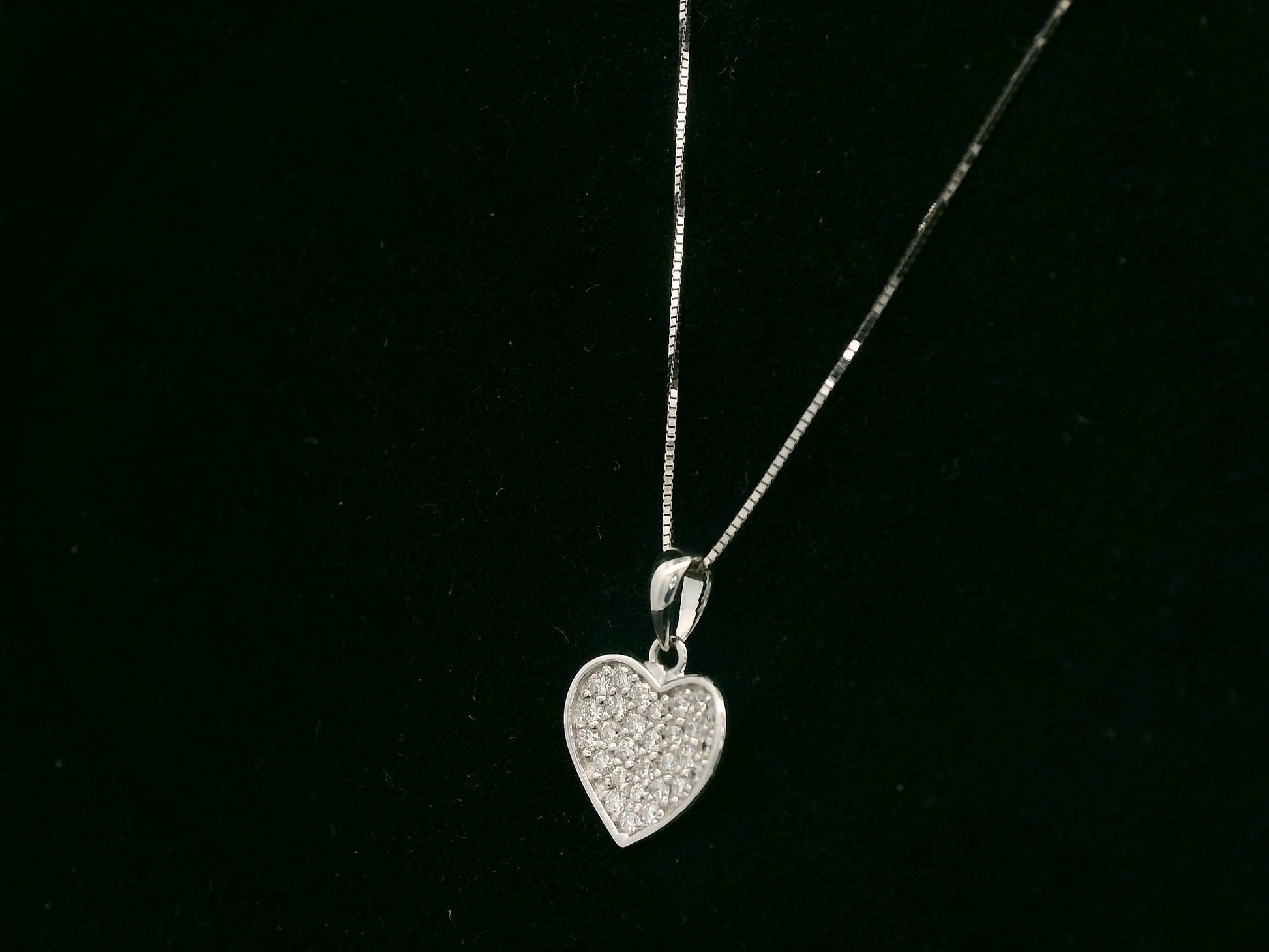 18K white gold diamond heart pendant with 0.26 carat natural diamonds by Emirates Diamonds