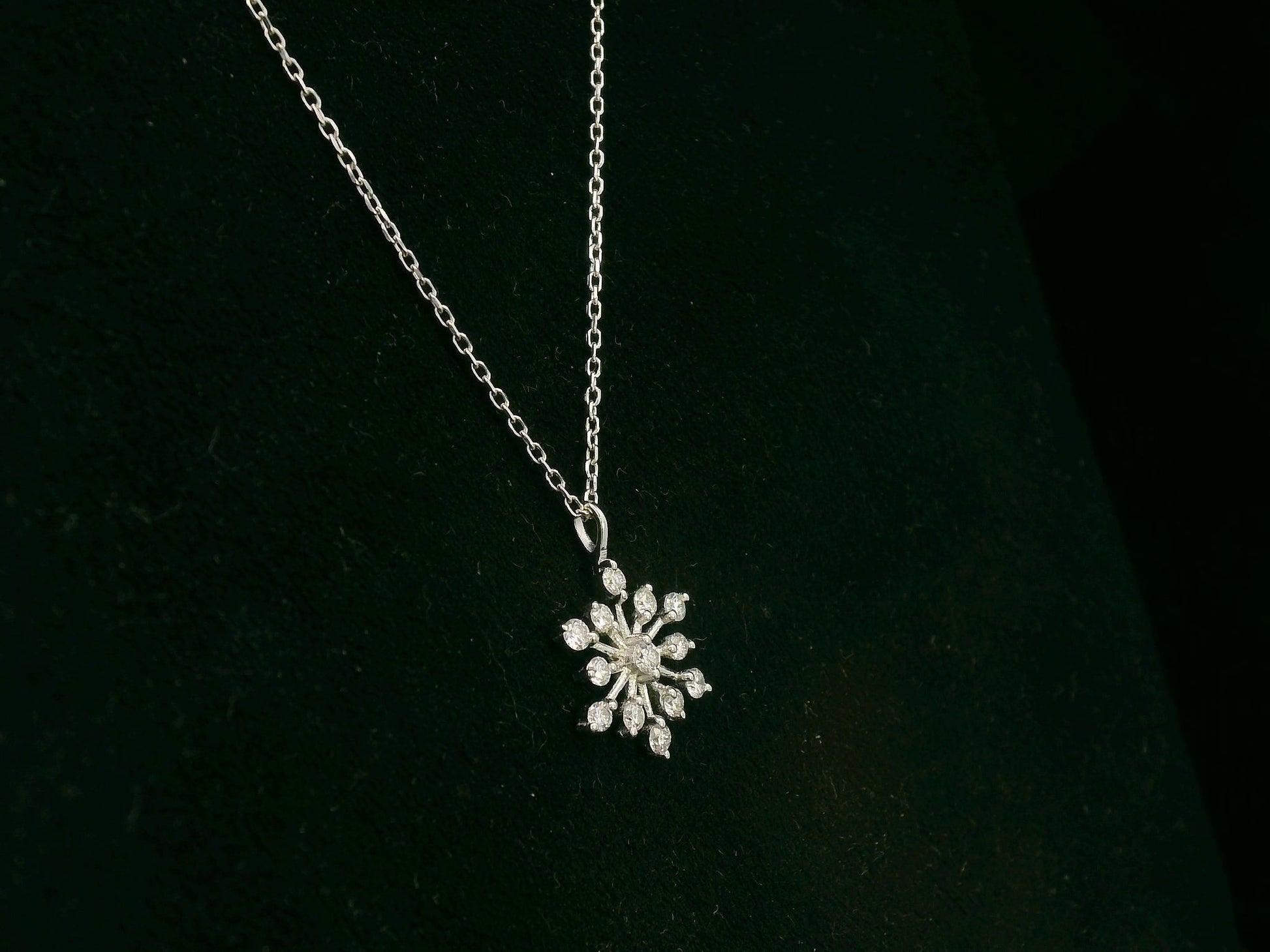 Diamond snowflake pendant necklace in 18K white gold with natural diamonds by Emirates Diamonds