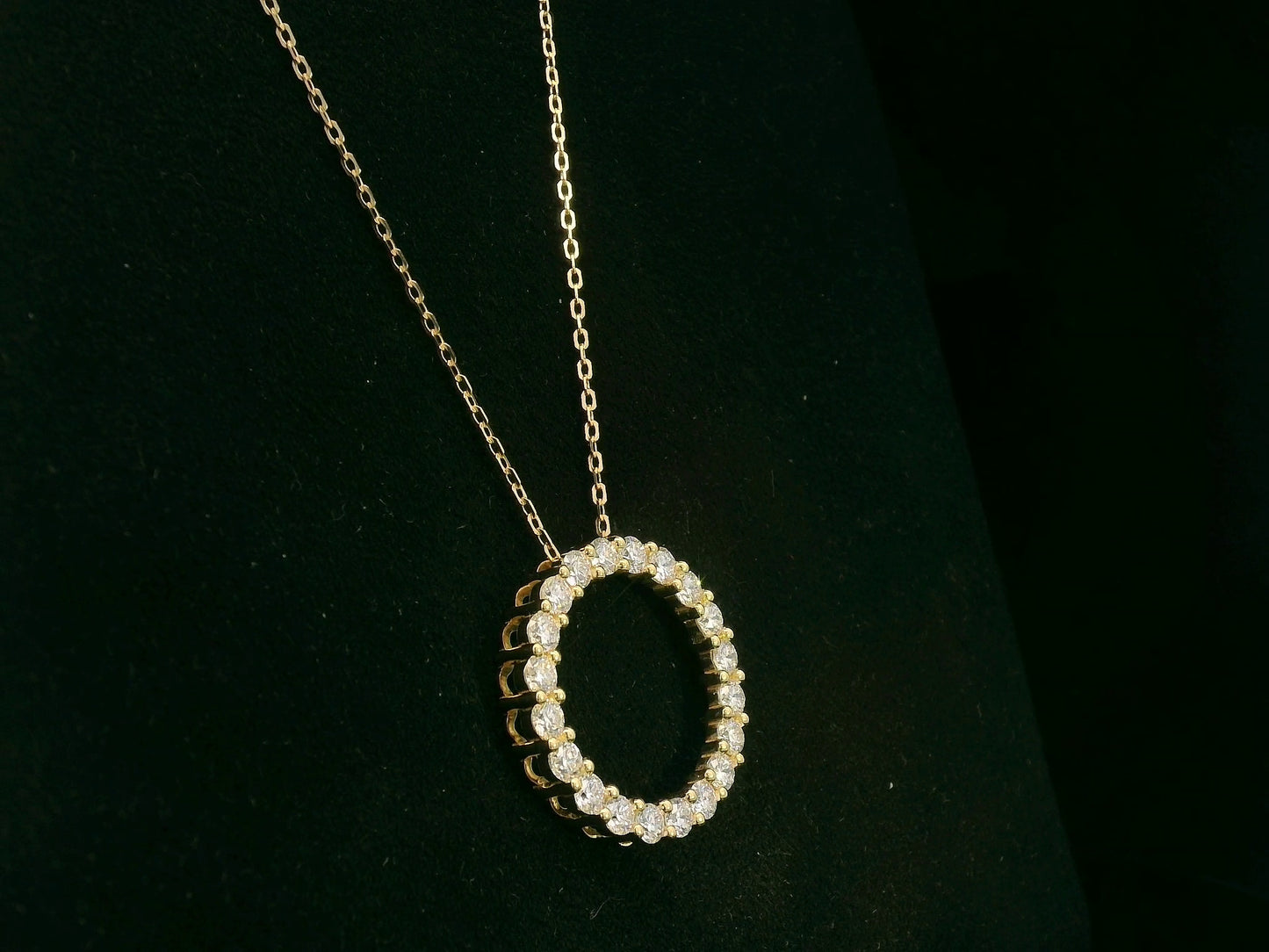 18K white gold diamond circle pendant with 1.74 carat total diamond weight by Emirates Diamonds