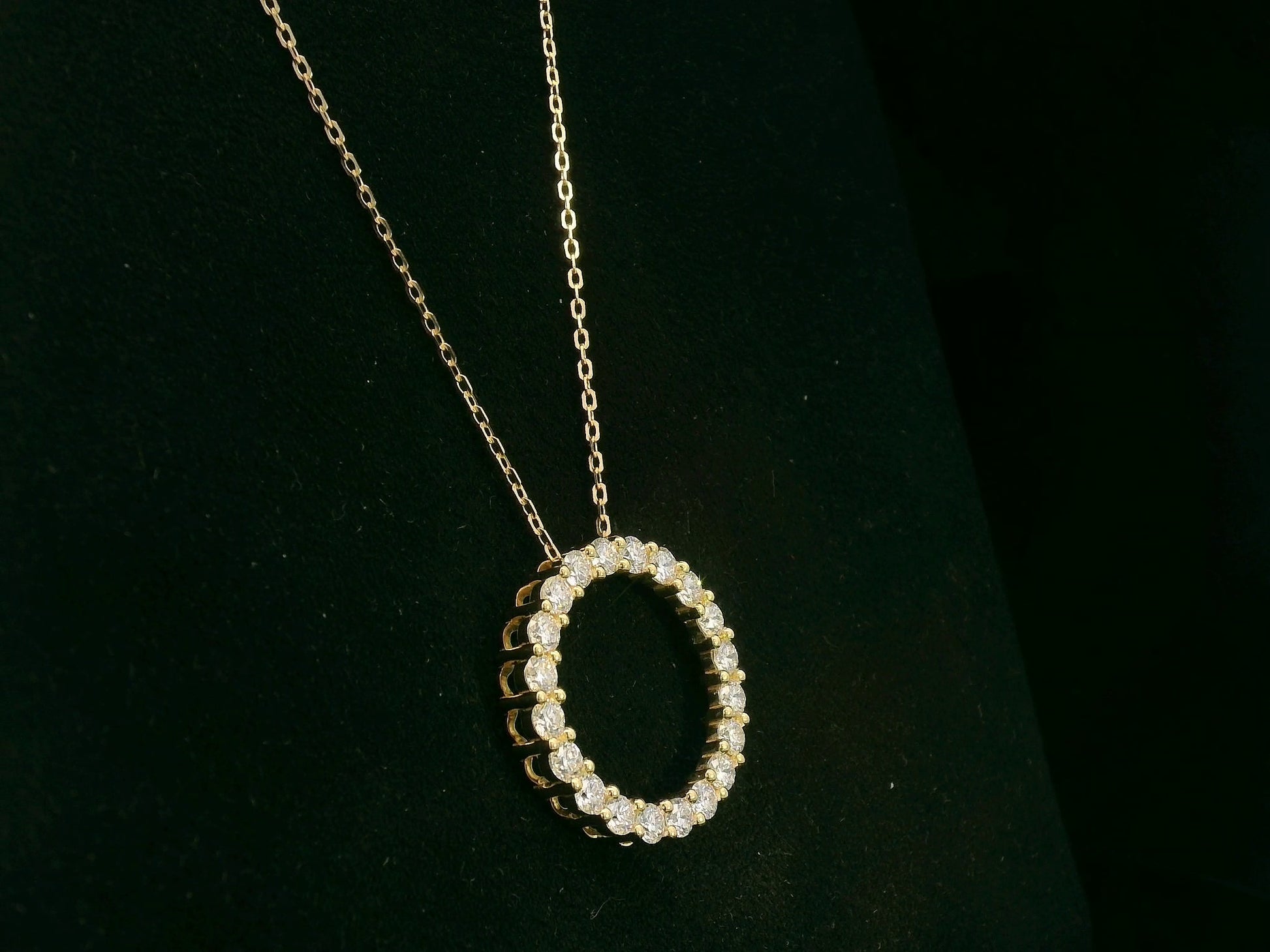 18K white gold diamond circle pendant with 1.74 carat total diamond weight by Emirates Diamonds