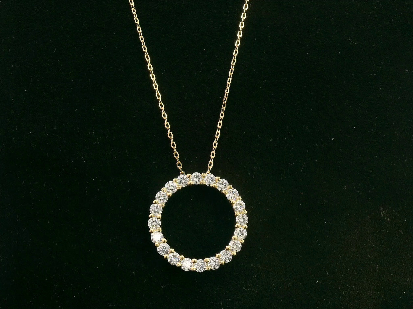 18K white gold diamond circle pendant with 1.74 carat total diamond weight by Emirates Diamonds