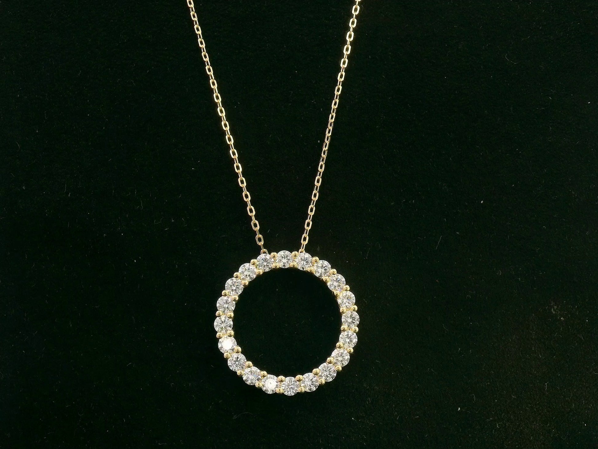18K white gold diamond circle pendant with 1.74 carat total diamond weight by Emirates Diamonds