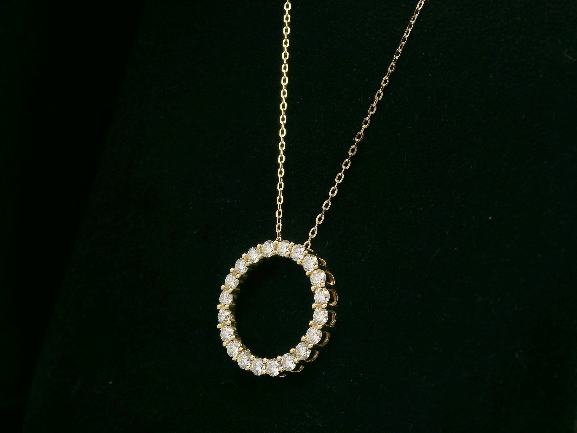 18K white gold diamond circle pendant with 1.74 carat total diamond weight by Emirates Diamonds