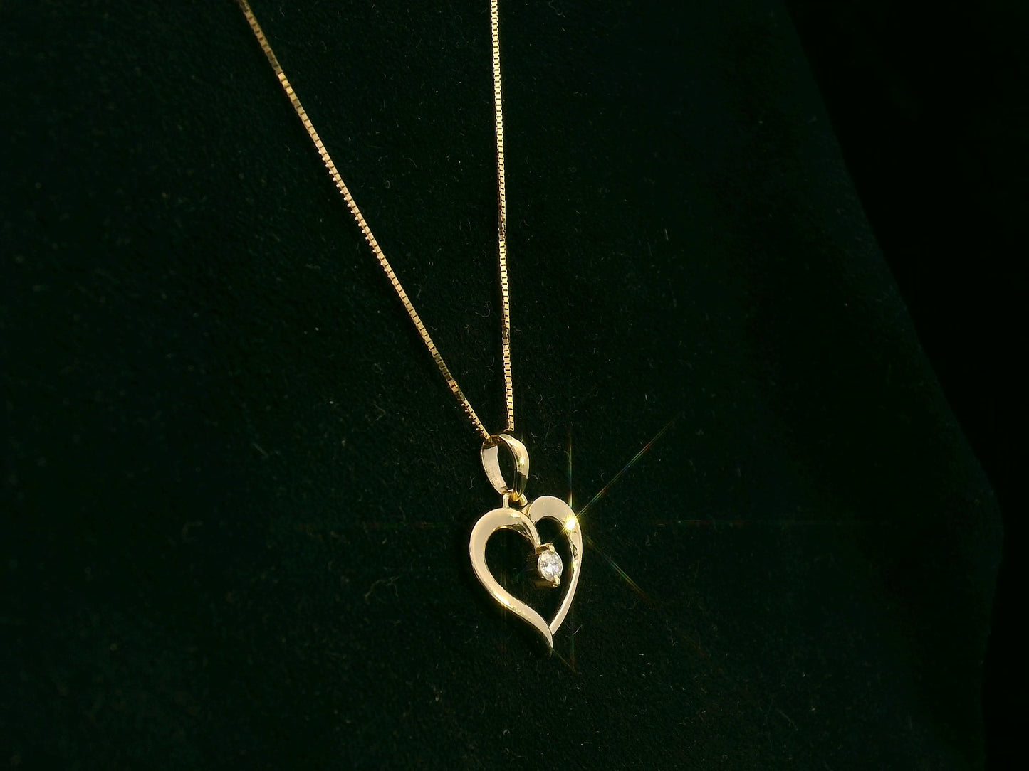 18K yellow gold open heart diamond pendant by Emirates Diamonds