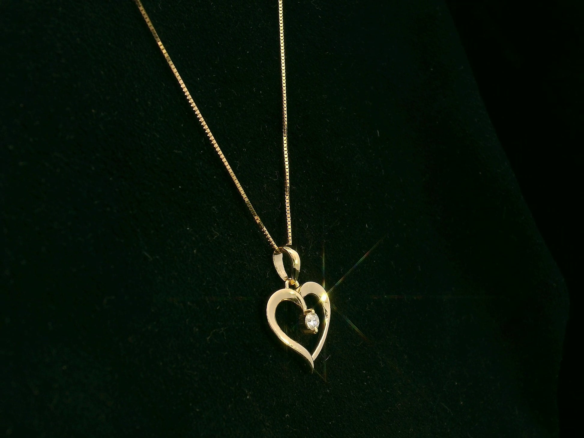 18K yellow gold open heart diamond pendant by Emirates Diamonds