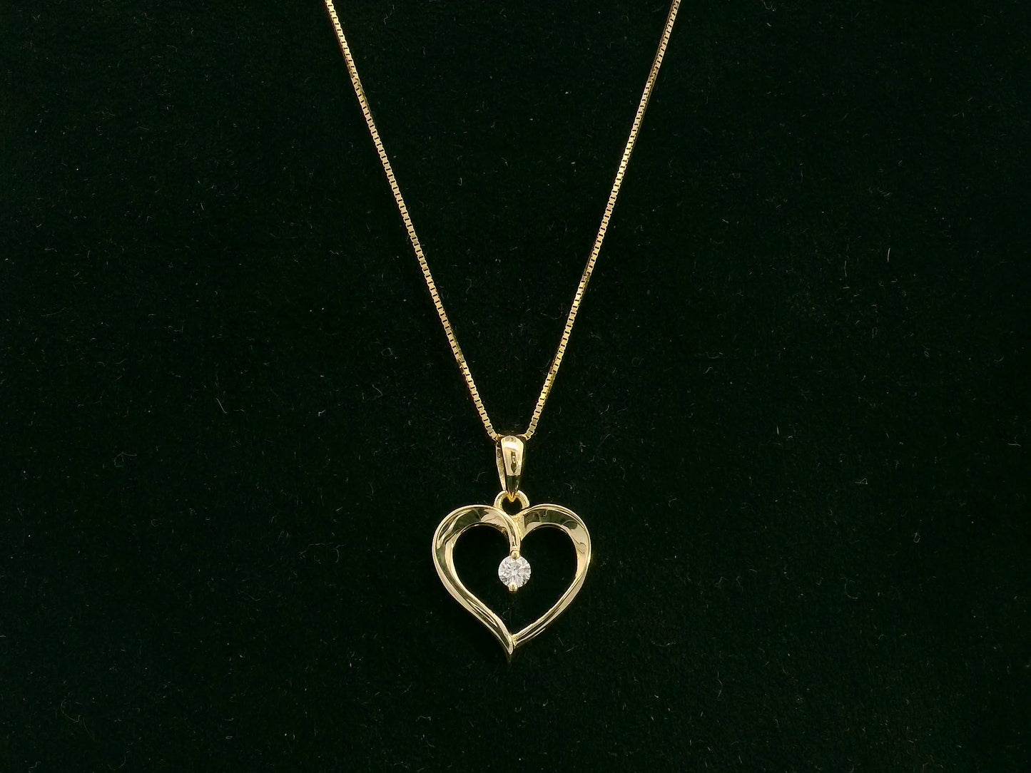 18K yellow gold open heart diamond pendant by Emirates Diamonds