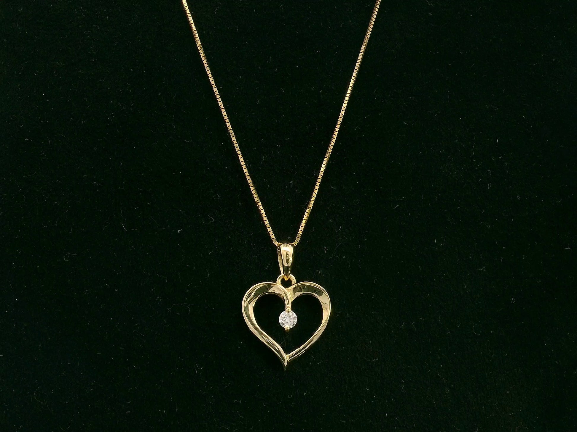 18K yellow gold open heart diamond pendant by Emirates Diamonds