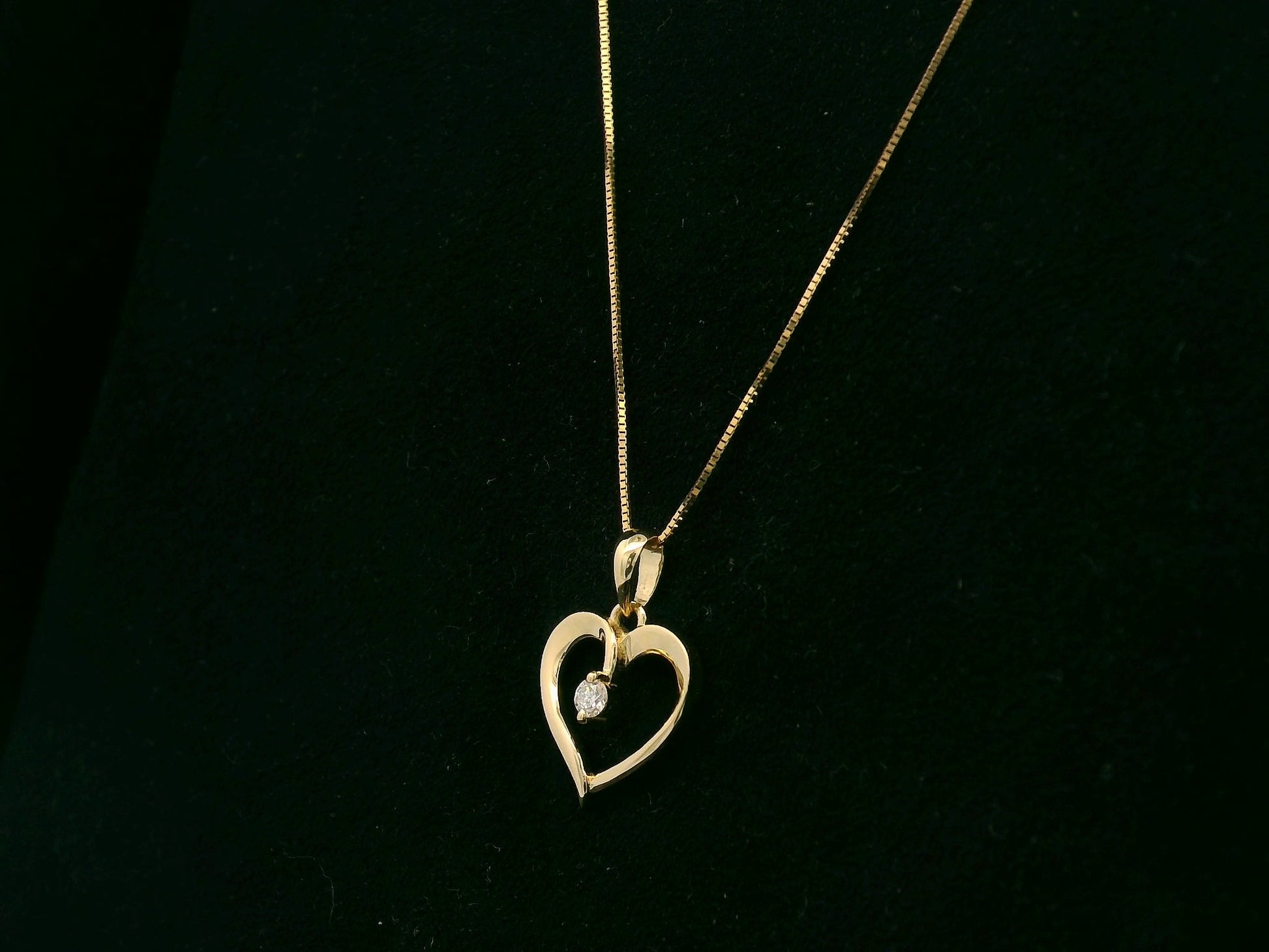 18K yellow gold open heart diamond pendant by Emirates Diamonds