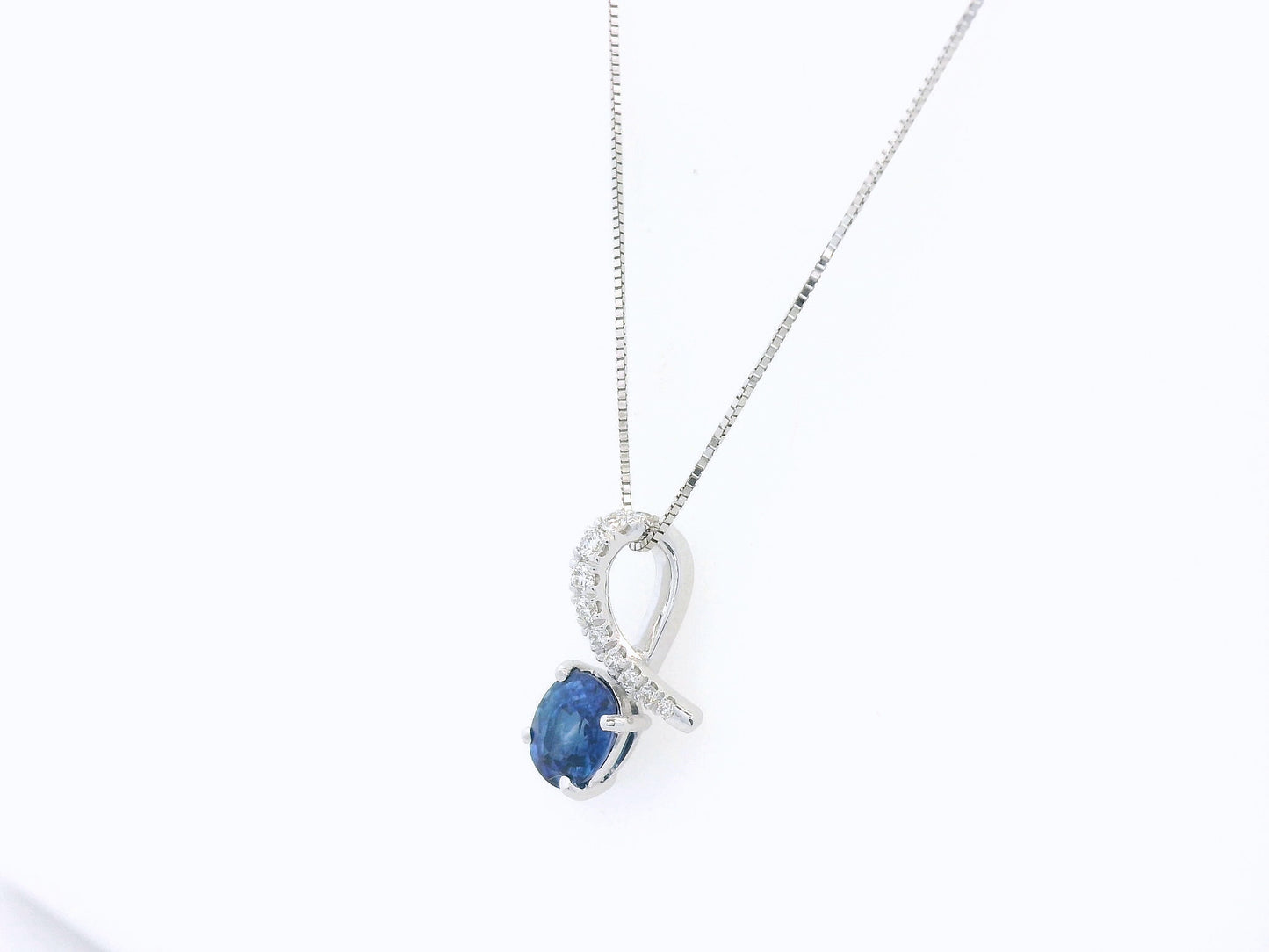 Oval blue sapphire and diamond pendant in 18K white gold by Emirates Diamonds
