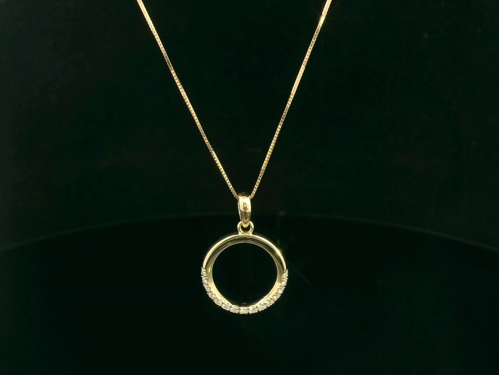 18K yellow gold diamond circle pendant with pavé-set diamonds in an open eternity design by Emirates Diamonds.