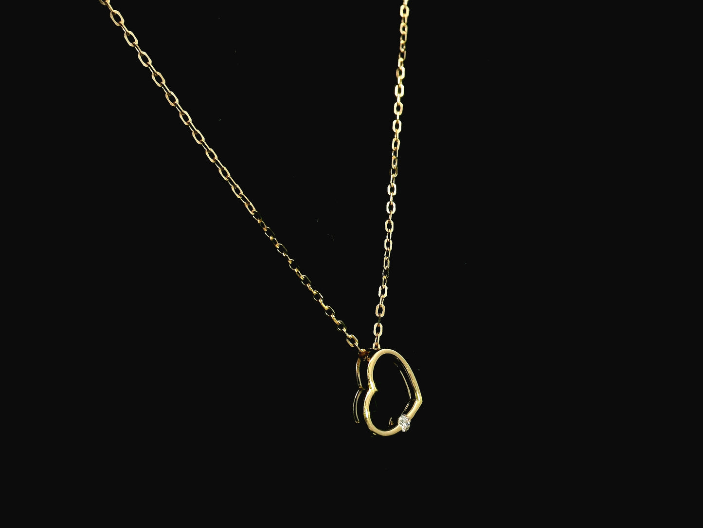 Diamond heart pendant necklace in 18K yellow gold with natural diamond by Emirates Diamonds