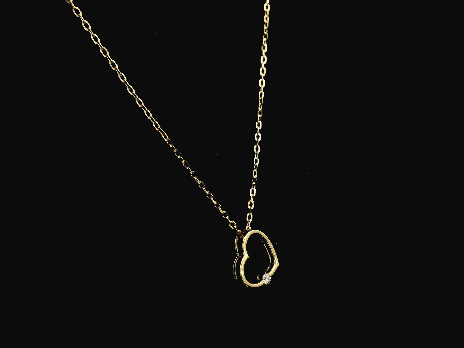 Diamond heart pendant necklace in 18K yellow gold with natural diamond by Emirates Diamonds