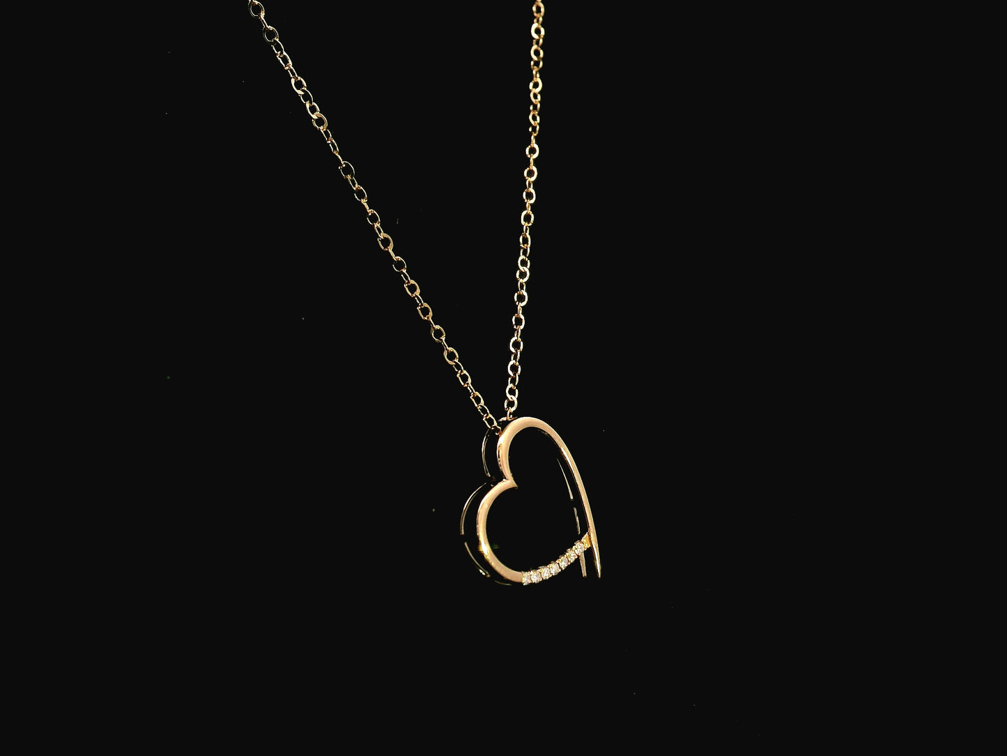 Diamond heart pendant necklace in 18K yellow gold with chain by Emirates Diamonds