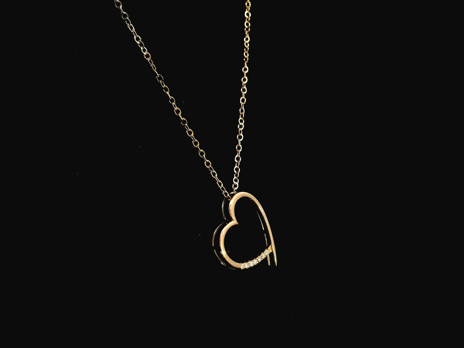 Diamond heart pendant necklace in 18K yellow gold with chain by Emirates Diamonds