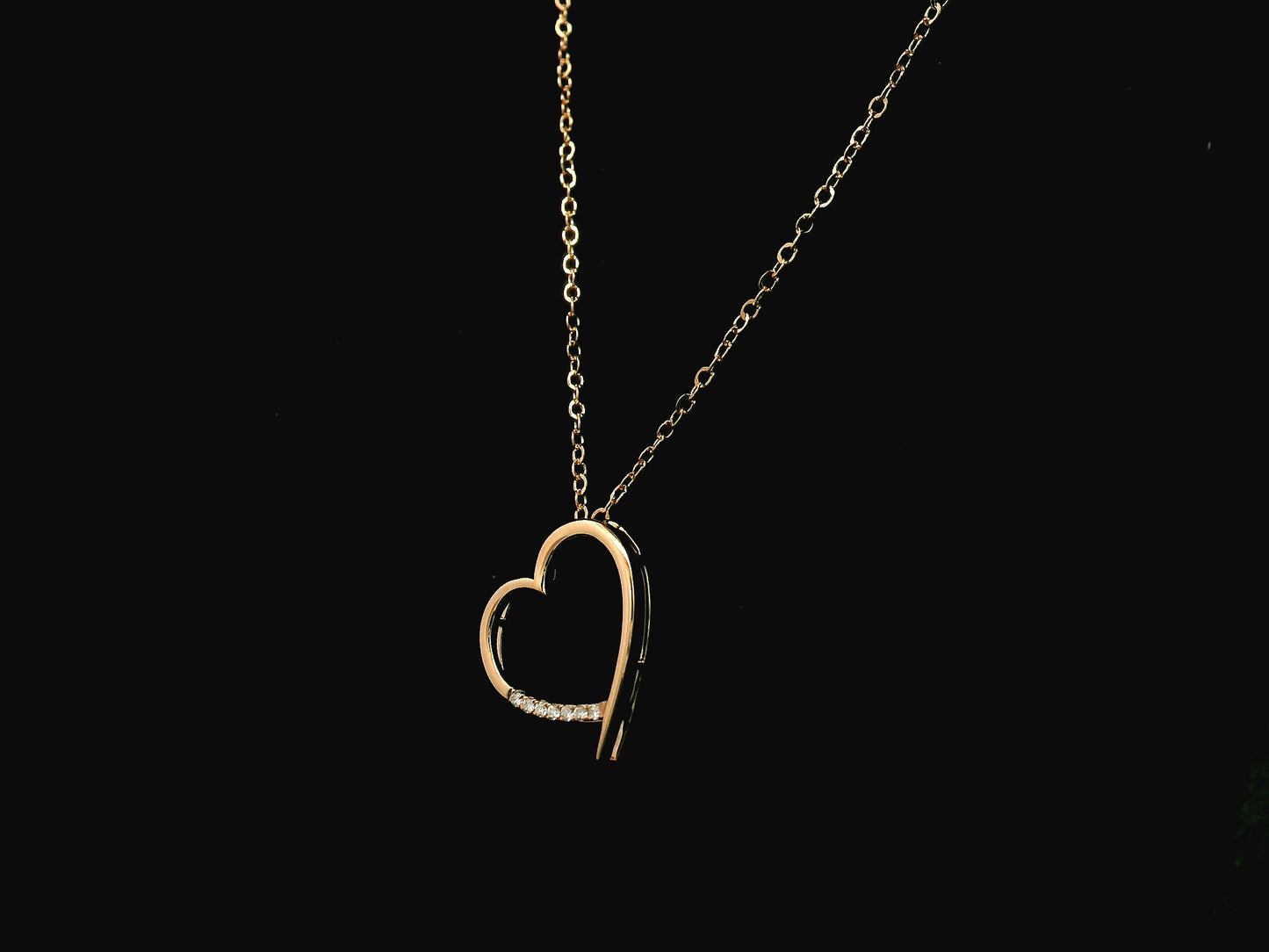 Diamond heart pendant necklace in 18K yellow gold with chain by Emirates Diamonds