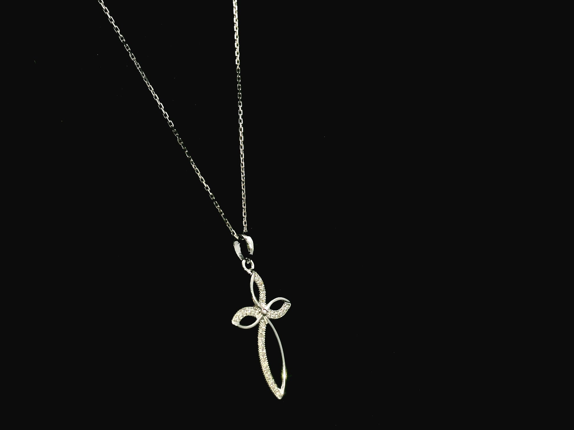 Diamond cross pendant 0.10 carat in 18K white gold by Emirates Diamonds