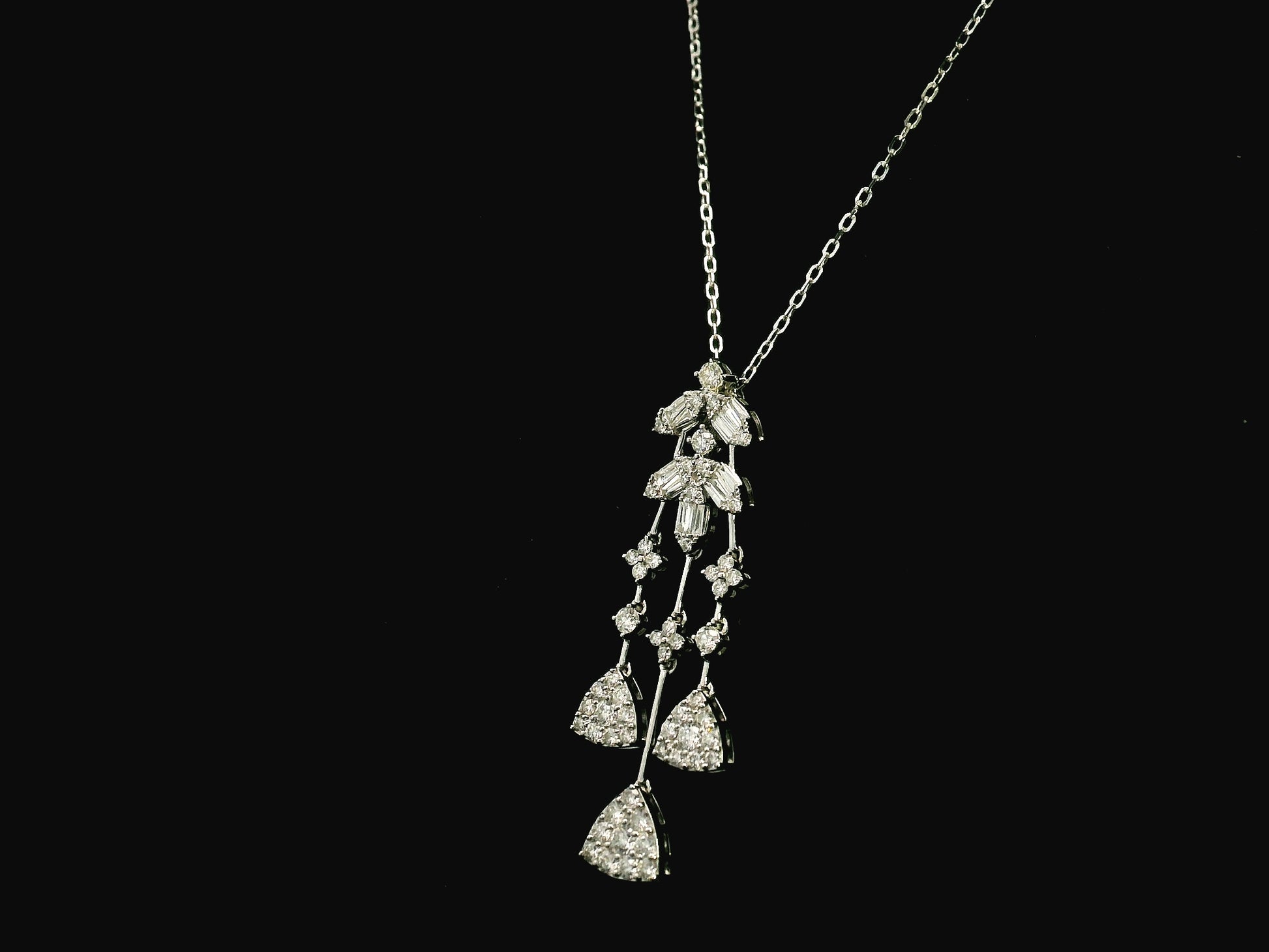 Diamond chandelier necklace in 18K white gold with cascading diamond drops – Emirates Diamonds