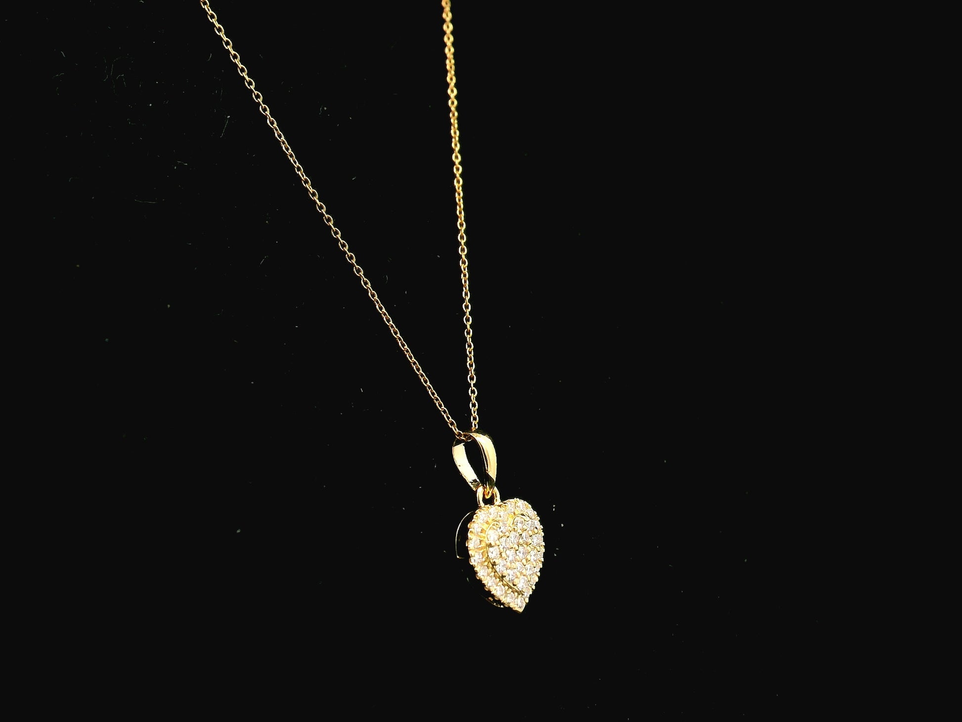 Heart-shaped diamond cluster pendant in 18K yellow gold – Emirates Diamonds