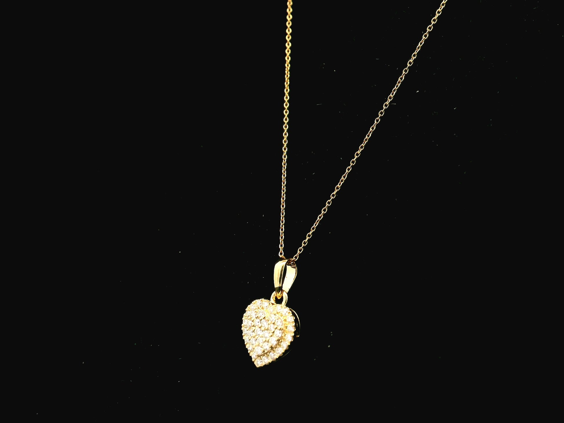 Heart-shaped diamond cluster pendant in 18K yellow gold – Emirates Diamonds