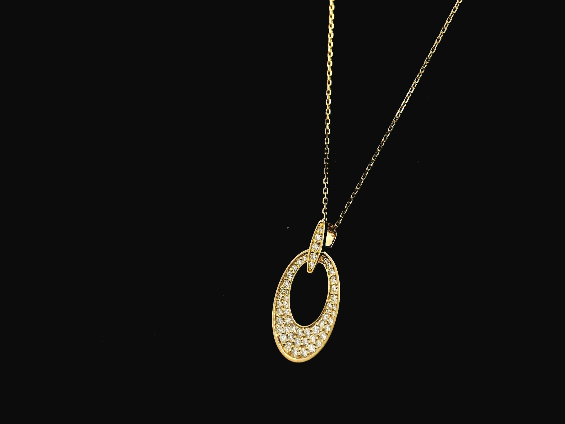 Diamond oval link pendant in 18K yellow gold with pavé diamonds – Emirates Diamonds