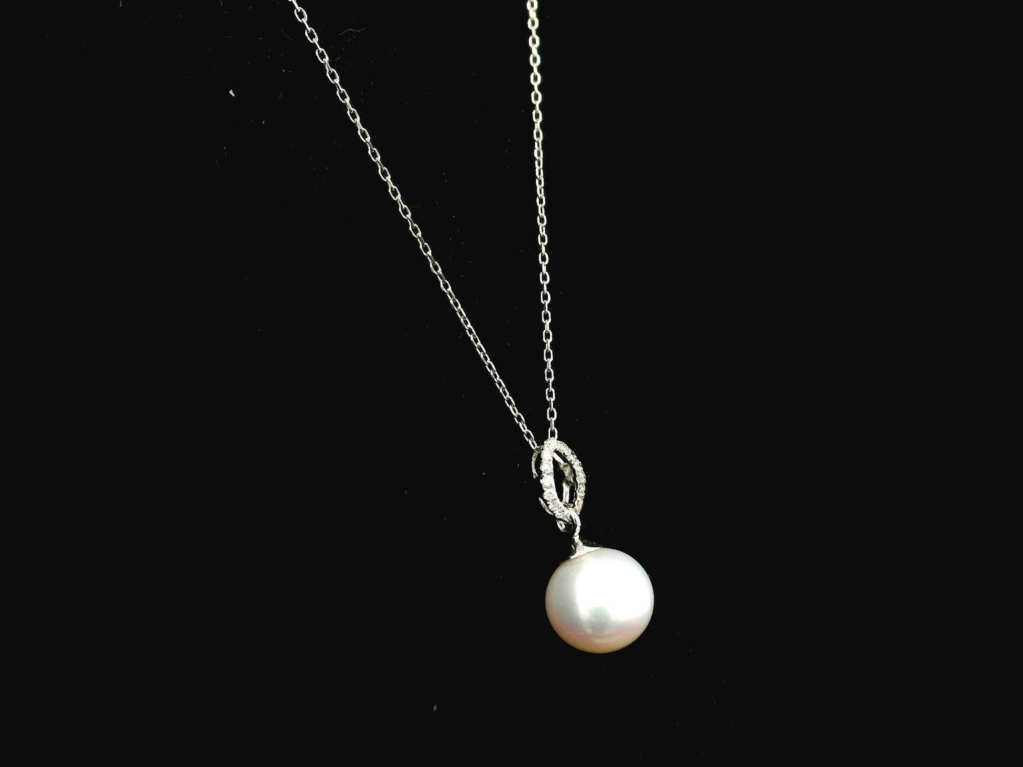 Freshwater pearl pendant necklace in 18K white gold with diamond detail by Emirates Diamonds