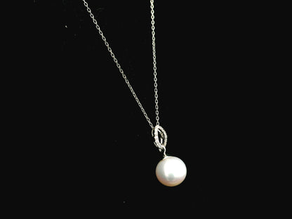 Freshwater pearl pendant necklace in 18K white gold with diamond detail by Emirates Diamonds