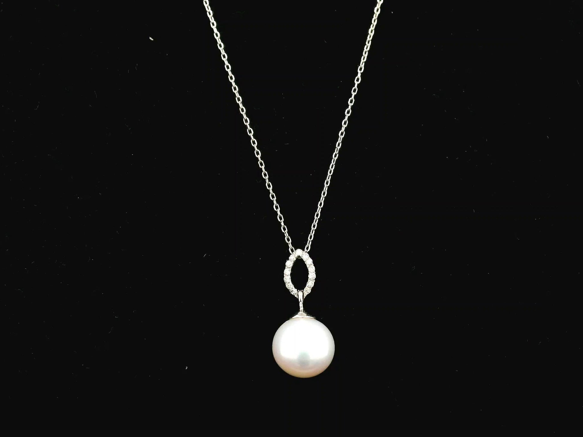 Freshwater pearl pendant necklace in 18K white gold with diamond detail by Emirates Diamonds