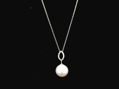 Freshwater pearl pendant necklace in 18K white gold with diamond detail by Emirates Diamonds