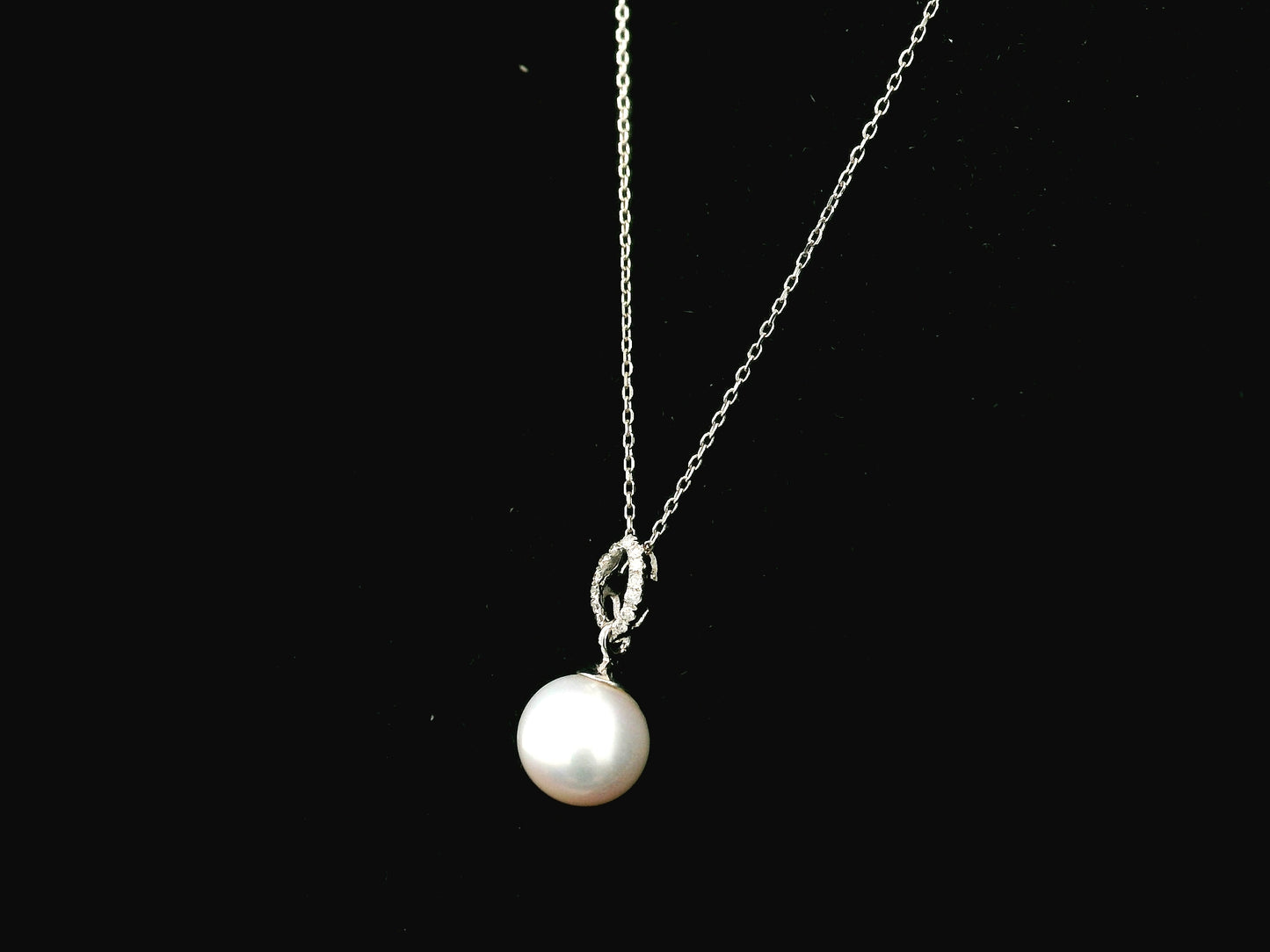 Freshwater pearl pendant necklace in 18K white gold with diamond detail by Emirates Diamonds