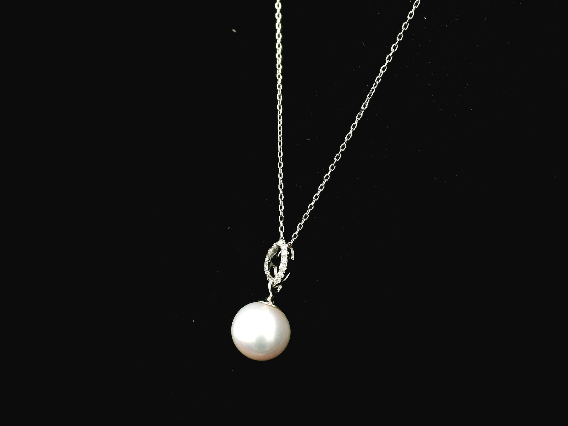 Freshwater pearl pendant necklace in 18K white gold with diamond detail by Emirates Diamonds