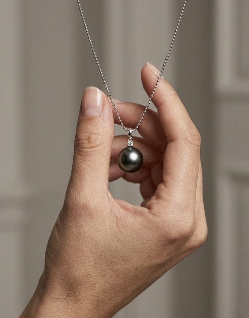 Tahitian black pearl pendant in 18K white gold with diamond accent