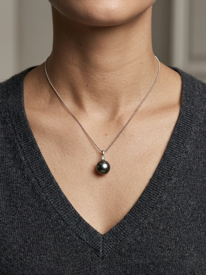 Tahitian black pearl pendant in 18K white gold with diamond accent