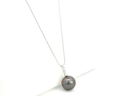 Tahitian black pearl pendant in 18K white gold with diamond accent